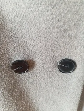 Abrigo de paño gris con capucha