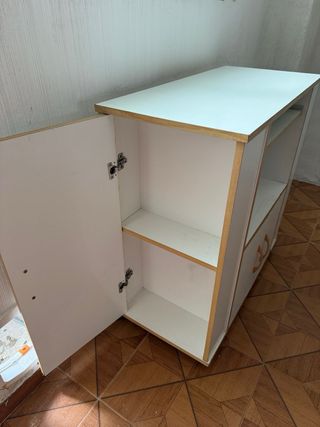 Mueble de cocina blanco y madera
