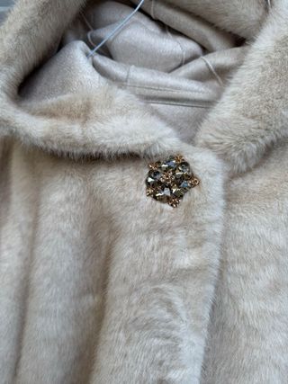 Giubbino pelliccia beige con applicazioni oro