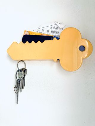 Porta llaves y correo amarillo con forma de llave