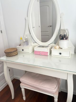 Tocador blanco + banquito rosa