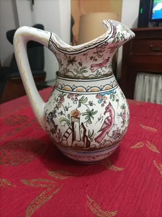 Jarra de loza portuguesa pintada a mano