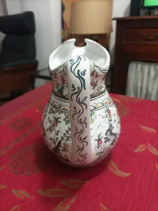 Jarra de loza portuguesa pintada a mano