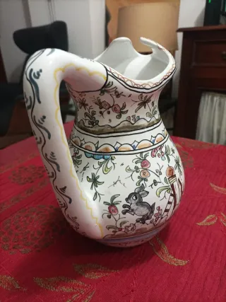 Jarra de loza portuguesa pintada a mano
