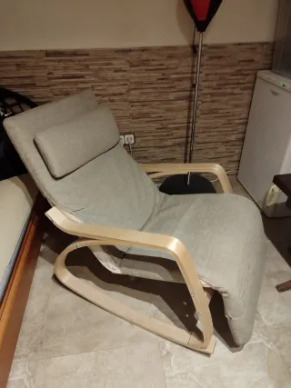 Mecedora de madera y tela beige