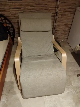 Mecedora de madera y tela beige