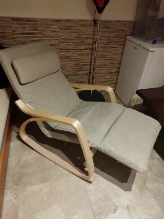 Mecedora de madera y tela beige