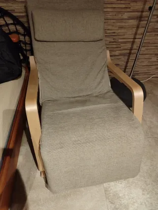 Mecedora de madera y tela beige