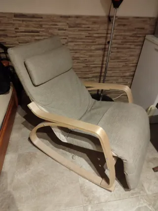 Mecedora de madera y tela beige