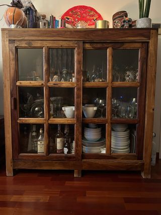 Vitrina de teca con puertas de cristal