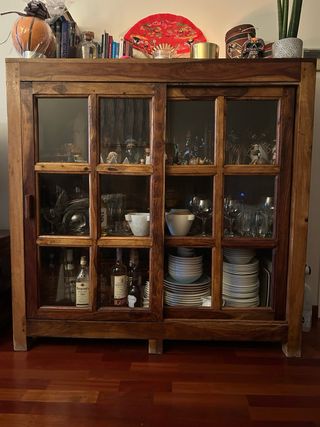 Vitrina de teca con puertas de cristal