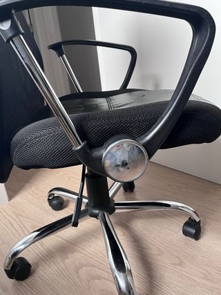 Silla de oficina negra con fundas