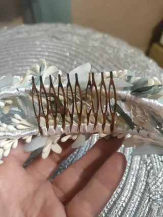 Diadema y hebilla para cintura.