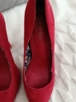 Zapatos de tacón rojos