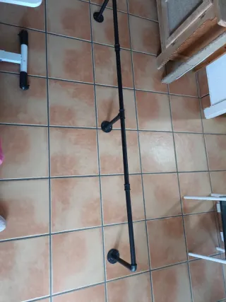 Barra de pared metálica negra industrial.