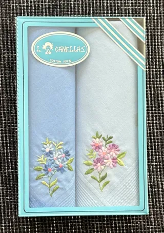 2 Pañuelos Algodón, en tonos azules. Bordados