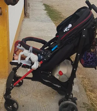Silla de paseo negra con detalles rojos