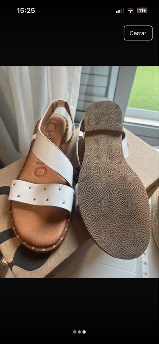 Sandalias planas blancas tachuelas
