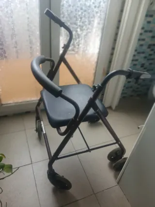 Andador con asiento y ruedas