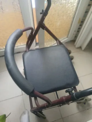 Andador con asiento y ruedas