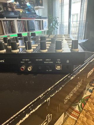 Controlador DJ Novation Twitch Serato Traktor