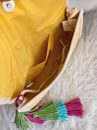 Bolso rafia amarillo con pompones