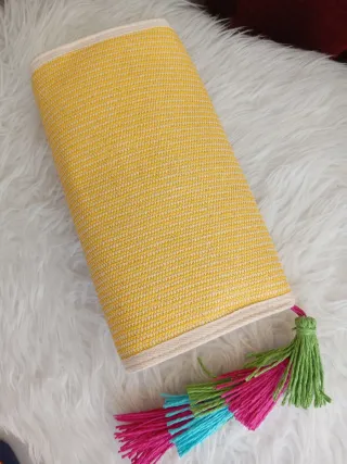 Bolso rafia amarillo con pompones
