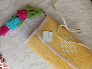 Bolso rafia amarillo con pompones