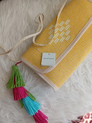 Bolso rafia amarillo con pompones