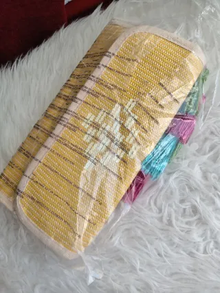 Bolso rafia amarillo con pompones