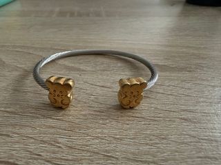 Pulsera rígida estilo cable con ositos dorados