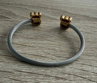 Pulsera rígida estilo cable con ositos dorados