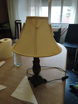 Lámpara de mesa beige y marrón