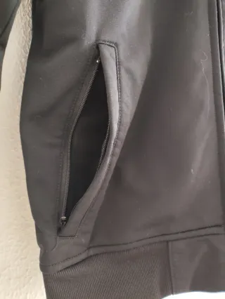 Chaqueta Carhartt Negra con Raya Rosa