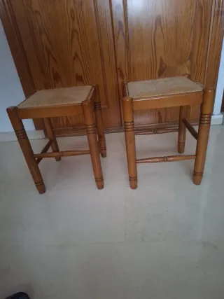 Juego de 2 taburetes de madera