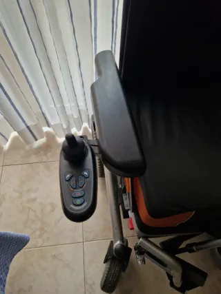 Silla de ruedas eléctrica con mando