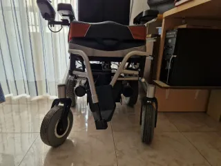 Silla de ruedas eléctrica con mando
