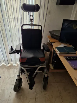 Silla de ruedas eléctrica con mando