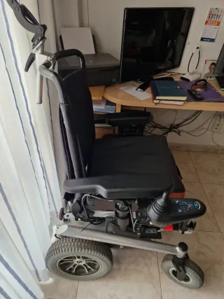 Silla de ruedas eléctrica con mando