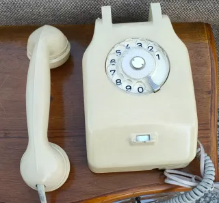 Telefono vintage a disco beige