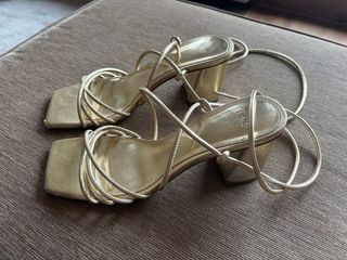 Sandalias doradas Mango atadas al tobillo