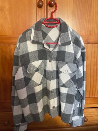 Cazadora cuadros gris y blanco