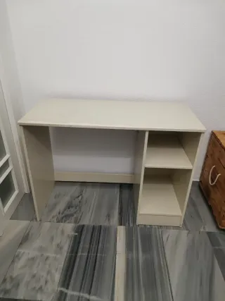 Escritorio beige de madera