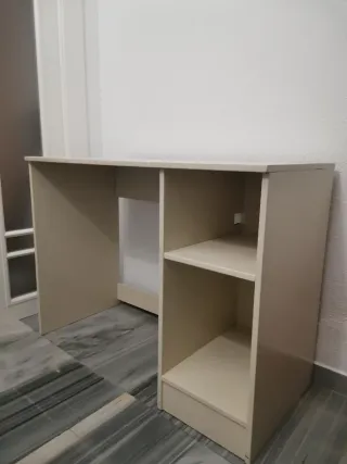 Escritorio beige de madera