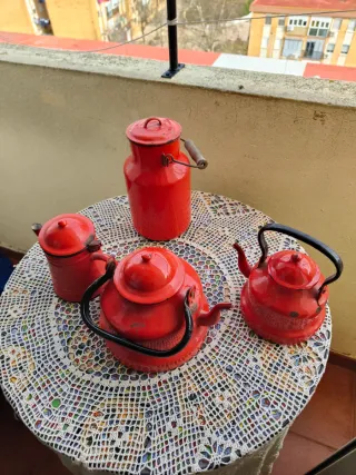 Antico set di teiere in metallo rosso