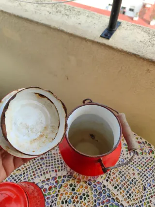 Antico set di teiere in metallo rosso