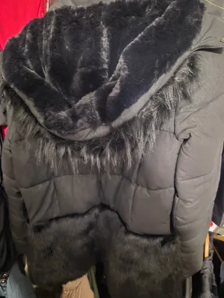 Abrigo negro con capucha y pelo