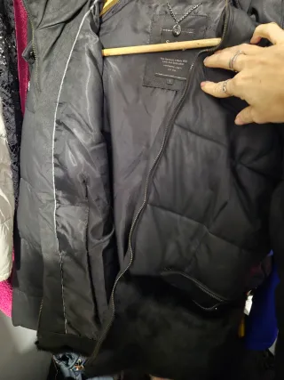 Abrigo negro con capucha y pelo