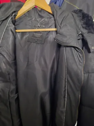 Abrigo negro con capucha y pelo