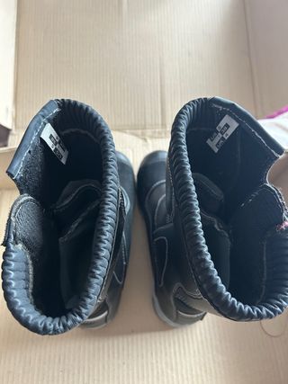 Botas de moto negras solo una puesta